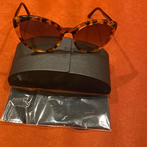 PRADA cat ayes  brown sunglasses 😎 - Picture 2 of 7